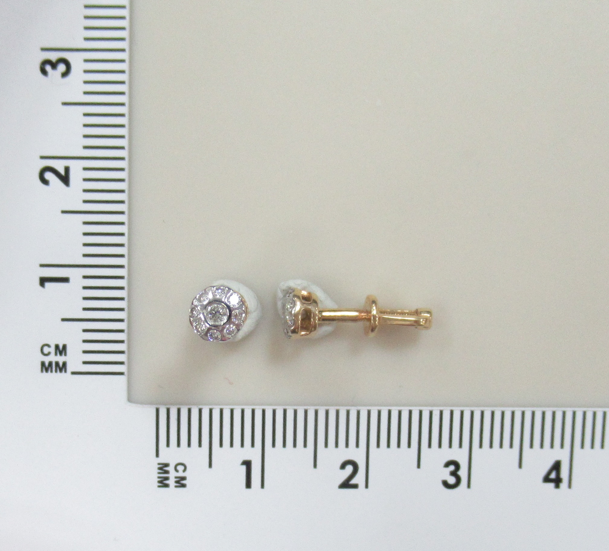 Золотые серьги-пусеты 585 пробы; родий; вставки 2 Бр.Кр-57 0,050 3/6А; 16 Бр.Кр-57 0,117 3/6А